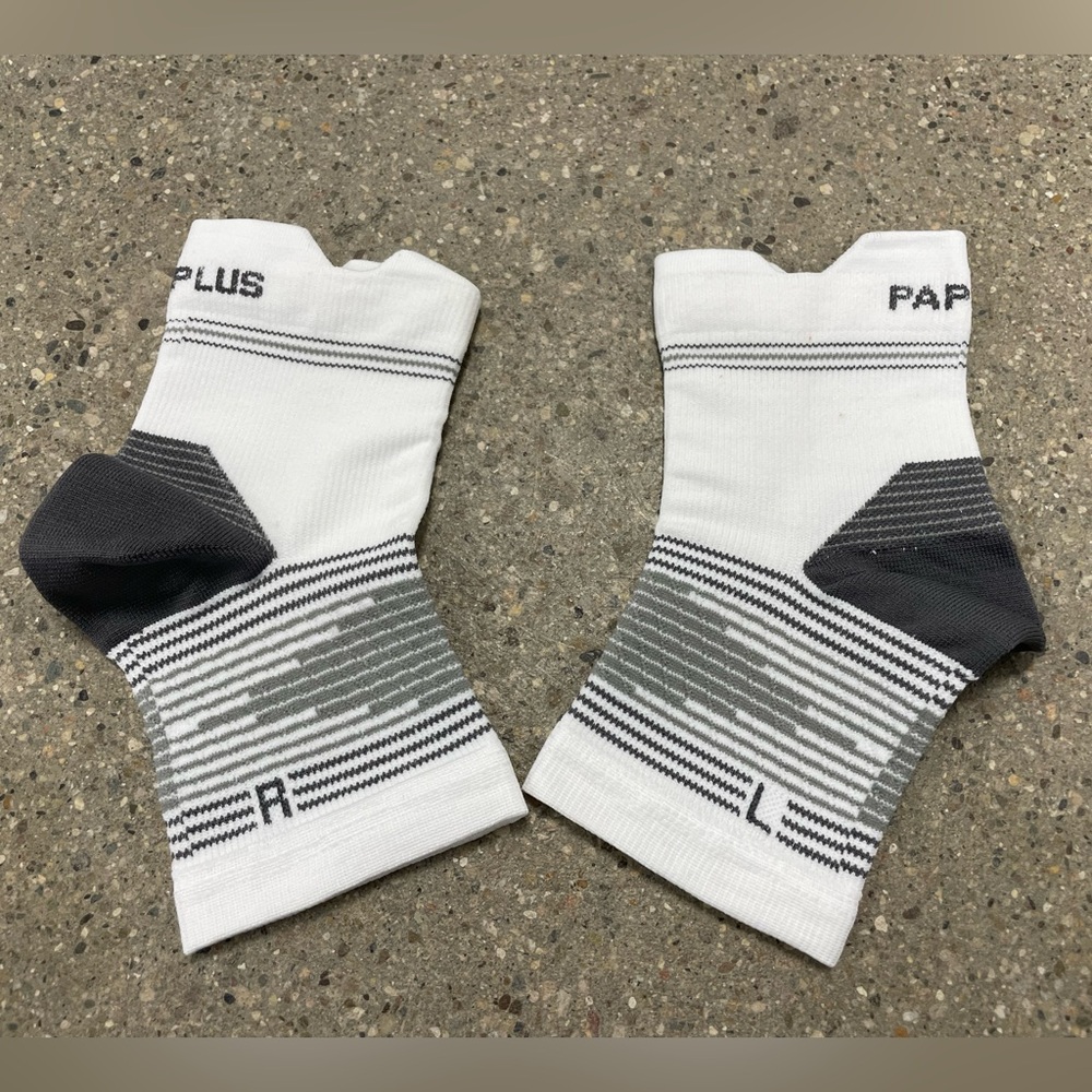New Unused Plantar Fasciitis Foot Sleeves (3 white Pairs) Compression Socks - Picture 4 of 6